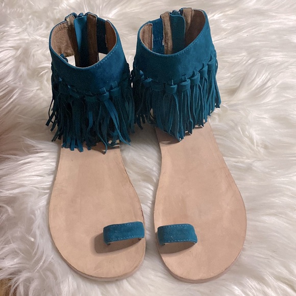 Jeffrey Campbell
Color:Aquamarine Suede
Borla Sandal in Blue Suede - Picture 6 of 12
